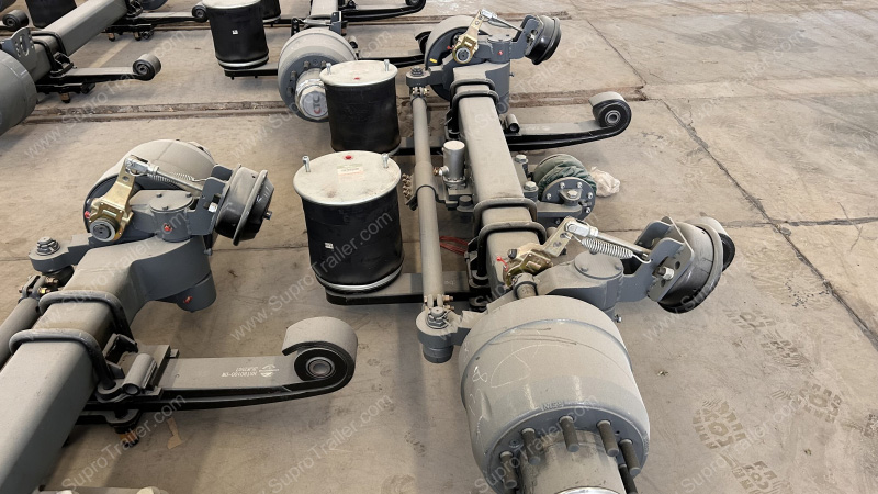 Self-steering Multi axles lowbed trailer