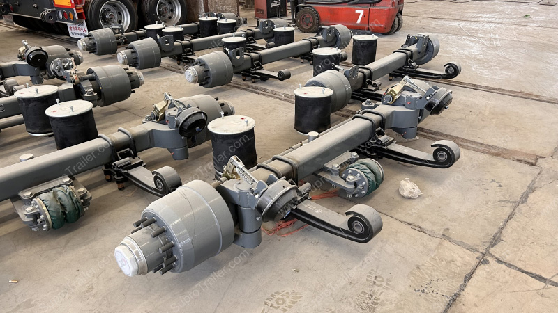 Self-steering Multi axles lowbed trailer